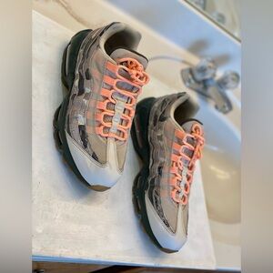 Nike Air Max 95 essential Camo Men’s sneaker size 9 in excellent condition,